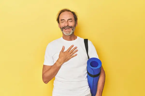 Man Yoga Mat Yellow Studio Laughs Out Loudly Keeping Hand — Stock Photo, Image