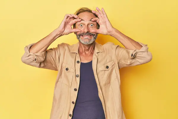 Kaukasischer Mann Mittleren Alters Gelben Studio Hält Die Augen Offen — Stockfoto