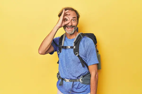 Middle Aged Hiker Backpack Studio Excited Keeping Gesture Eye — Stock Photo, Image