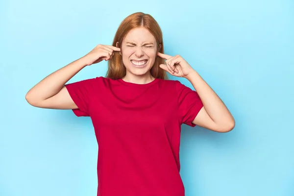 Redhead Young Woman Blue Background Covering Ears Fingers Stressed Desperate — Stock Photo, Image