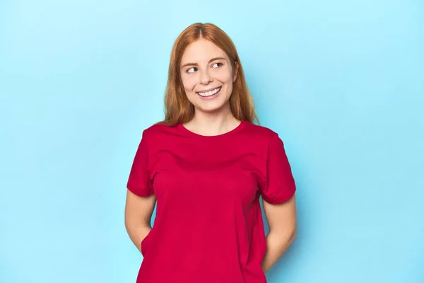 Рыжая Молодая Женщина Голубом Фоне Расслабленным Счастливым Смехом Шея Растянута — стоковое фото
