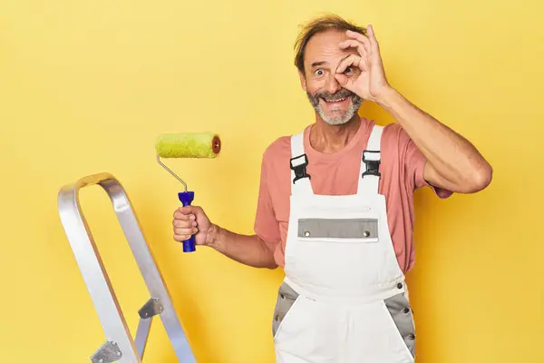 Stüdyoda Sarı Arkaplan Boyayan Bir Adam Heyecanlı — Stok fotoğraf
