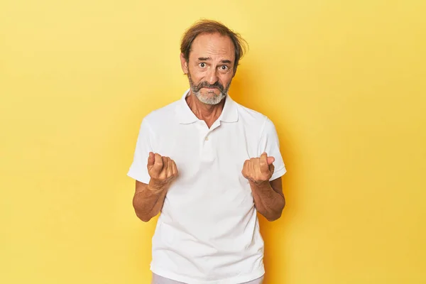 Caucasian Middle Aged Man Yellow Studio Showing She Has Money — Stock Photo, Image