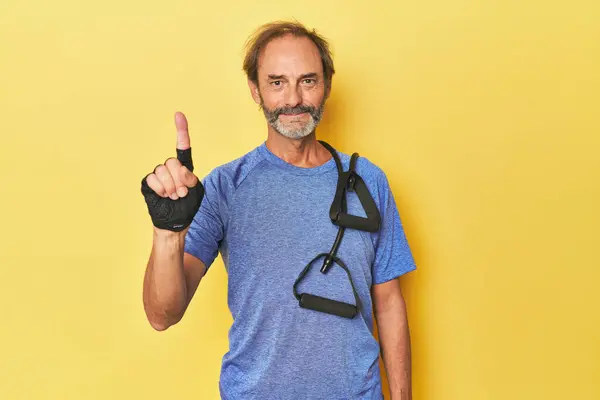 Homem Exercitando Com Bandas Estúdio Mostrando Número Com Dedo — Fotografia de Stock