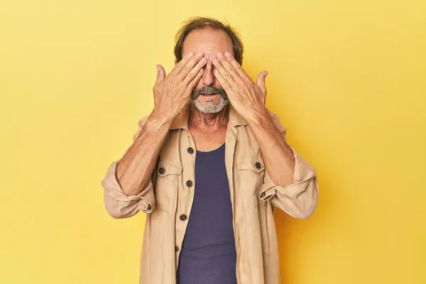 Kaukasischer Mann Mittleren Alters Gelben Studio Der Die Augen Mit — Stockfoto