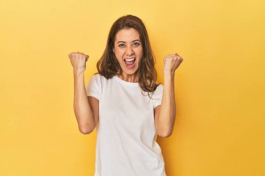 Güzel yetişkin bir kadının tasviri tasasız ve heyecanlı bir şekilde tezahürat yapıyor. Zafer konsepti.