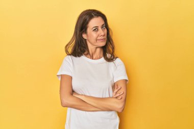 Güzel yetişkin bir kadının portresi. Şüpheli, belirsiz, seni muayene eden..
