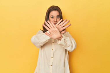 Güzel yetişkin bir kadının portresi inkar jesti yapıyor.