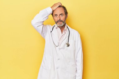 Stüdyoda steteskoplu bir doktor şok geçiriyordu. Önemli bir toplantıyı hatırladı..