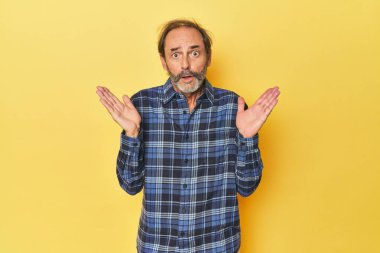 Sarı stüdyodaki orta yaşlı adam şaşırdı ve şok oldu..