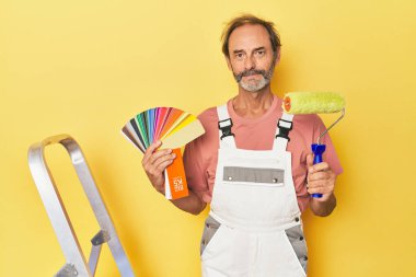 Merdiven üzerinde paletli ve tekerlekli bir ressam.