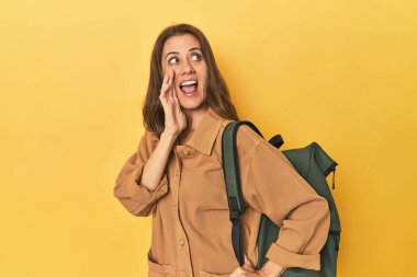 Bağıran ve avuç içini açan yetişkin bir kadının portresi..