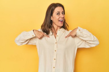 Yetişkin bir kadının portresi büyük bir gülümsemeyle parmakla işaret ederek şaşırdı..