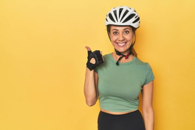 Gülümseyen ve baş parmağını kaldıran güzel yetişkin bir kadının portresi.