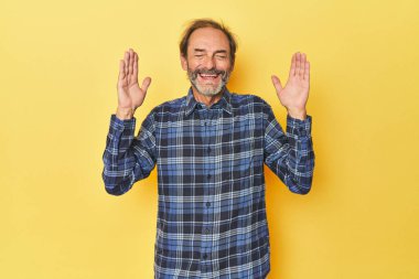 Sarı stüdyodaki orta yaşlı beyaz adam çok gülerdi. Mutluluk kavramı.