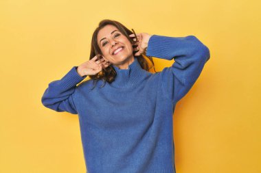 Kollarını uzatan yetişkin kadın portresi, rahat duruş..