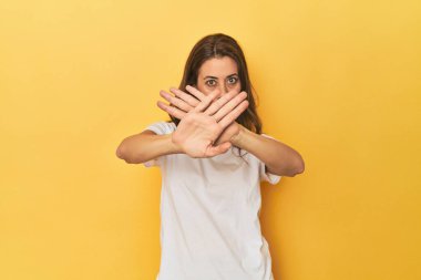 Yetişkin bir kadının portresi inkar hareketi yapıyor.