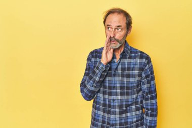 Sarı stüdyodaki orta yaşlı beyaz adam gizli bir fren haberinden bahsediyor.