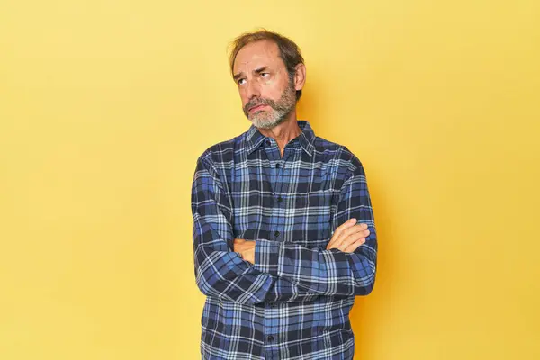 Caucasian Middle Aged Man Yellow Studio Tired Repetitive Task — Stock Photo, Image