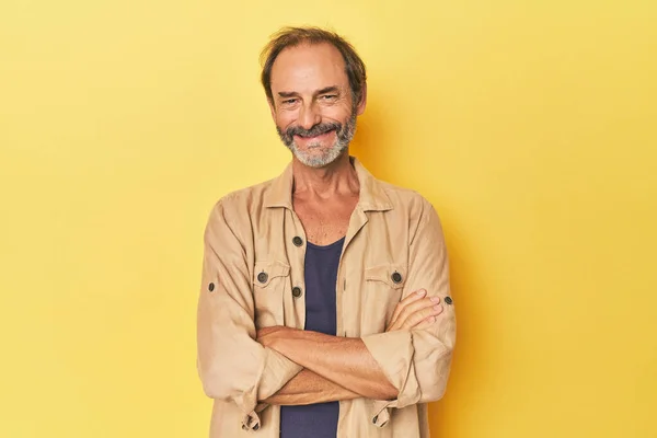 Kaukasischer Mann Mittleren Alters Gelben Studio Der Sich Selbstbewusst Fühlt — Stockfoto