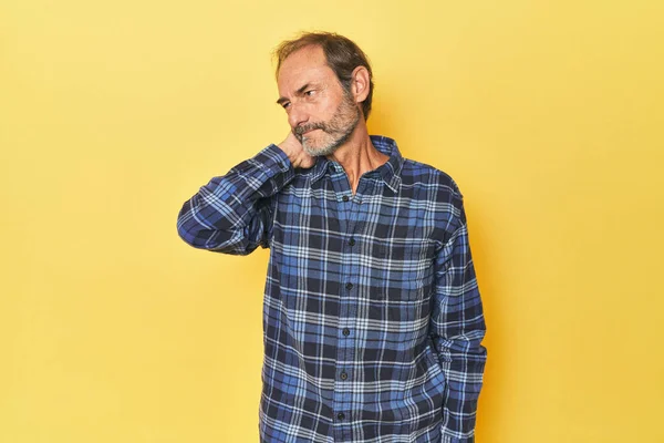 Caucásico Hombre Mediana Edad Estudio Amarillo Que Tiene Dolor Cuello — Foto de Stock