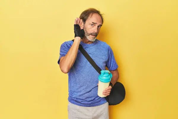 Gym Goer Med Protein Shake Studio Försöker Lyssna Ett Skvaller — Stockfoto
