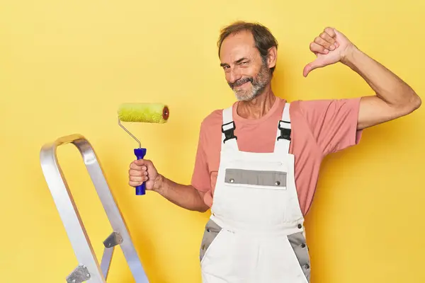 Homem Pintando Fundo Amarelo Estúdio Sente Orgulhoso Auto Confiante Exemplo — Fotografia de Stock