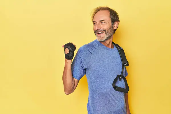Stüdyo Noktalarında Bantlarla Egzersiz Yapan Bir Adam Başparmak Uzakta Gülüyor — Stok fotoğraf