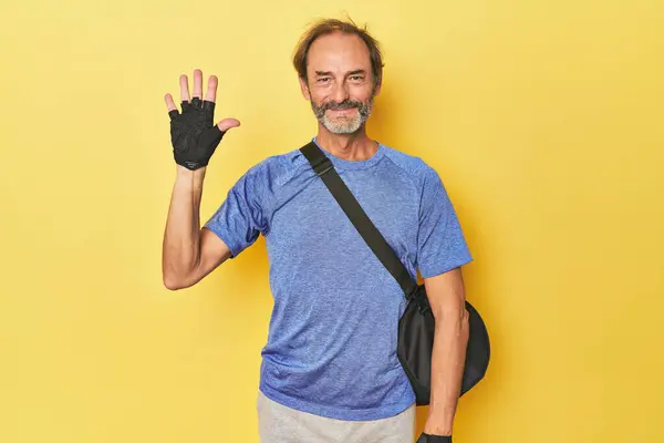 Athlete Ready Gym Studio Smiling Cheerful Showing Number Five Fingers — Stock Photo, Image