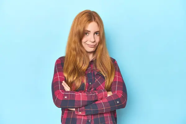 Redhead Young Woman Blue Background Suspicious Uncertain Examining You — Stock Photo, Image