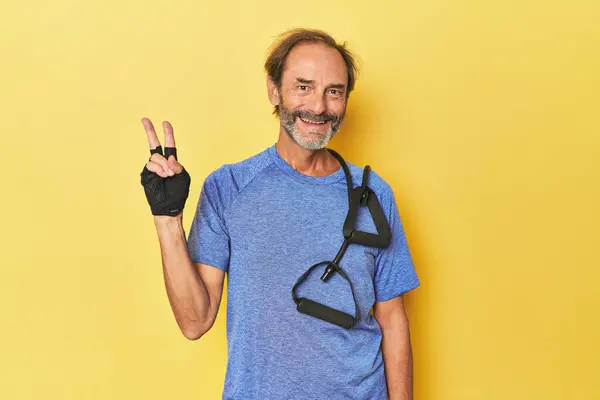 Muž Cvičení Kapelami Studiu Radostný Bezstarostný Ukazující Symbol Míru Prsty — Stock fotografie