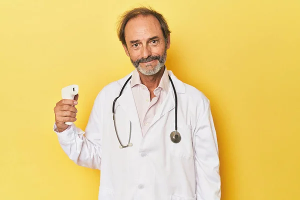 Doctor Sosteniendo Termómetro Infrarrojo Estudio Feliz Sonriente Alegre —  Fotos de Stock