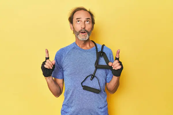 Muž Cvičení Kapelami Studiu Ukazuje Vzhůru Nohama Otevřenými Ústy — Stock fotografie