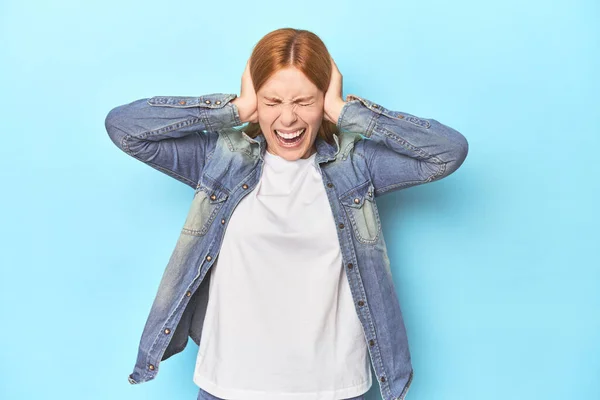 Redhead Young Woman Blue Background Covering Ears Hands Trying Hear — Stock Photo, Image