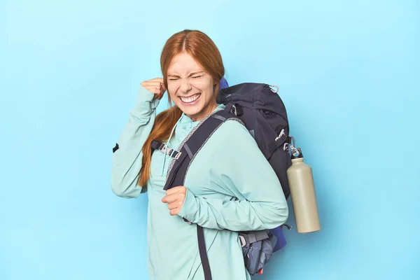 Redhead Traveler Backpack Mat Studio Covering Ears Hands — Stock Photo, Image