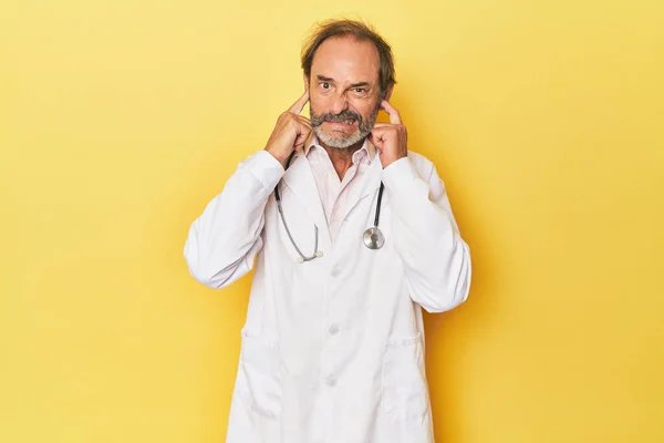 Stüdyoda Steteskoplu Bir Doktor Kulaklarını Elleriyle Kapatıyor — Stok fotoğraf