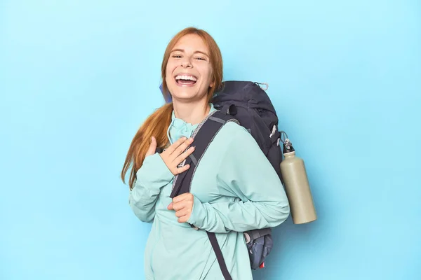 Redhead Traveler Backpack Mat Studio Laughs Out Loudly Keeping Hand — Stock Photo, Image