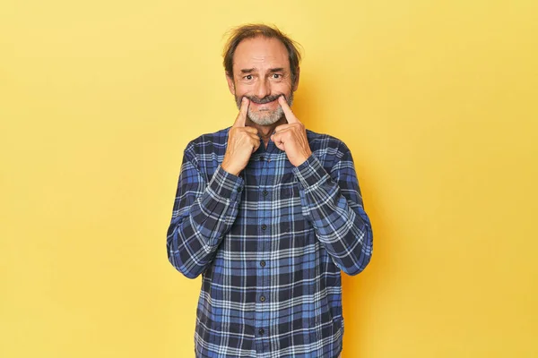 Caucasian Middle Aged Man Yellow Studio Doubting Two Options — Stock Photo, Image