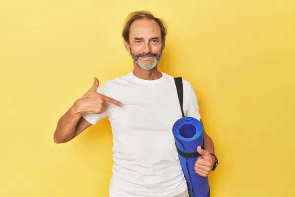 Man Yoga Mat Yellow Studio Person Pointing Hand Shirt Copy — Stock Photo, Image