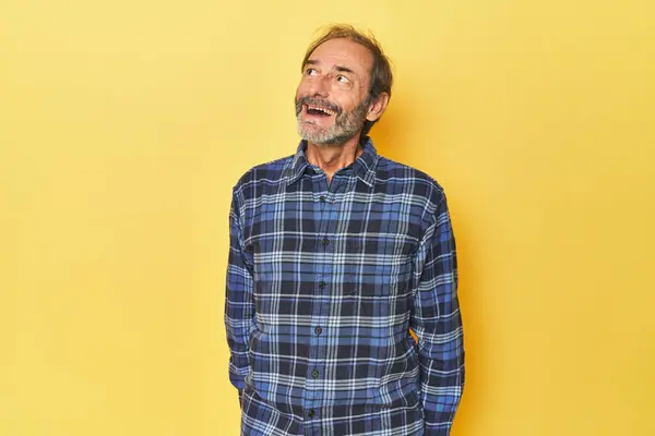Kaukasischer Mann Mittleren Alters Gelben Studio Entspannt Und Glücklich Lachend — Stockfoto