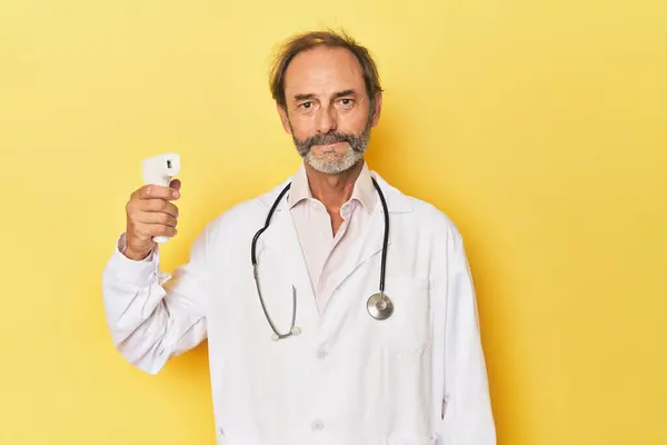 Doctor Usando Termómetro Infrarrojo Estudio —  Fotos de Stock