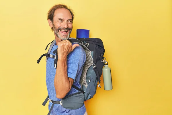 Stüdyo Noktalarında Sırt Çantalı Orta Yaşlı Bir Yürüyüşçü Başparmağıyla Gülüyor — Stok fotoğraf