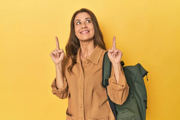 Portrait Adult Woman Pointing Upside Opened Mouth — Stock Photo, Image