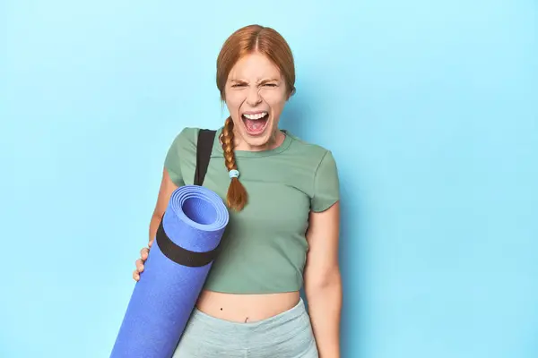 Redhead Young Woman Holding Yoga Mat Studio Screaming Very Angry — Stock Photo, Image