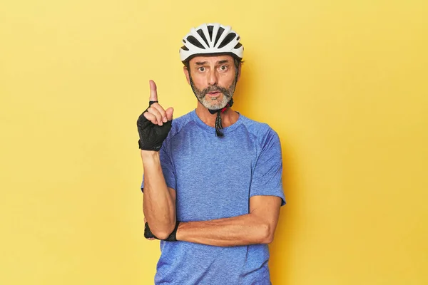 Cyclist Wearing Helmet Yellow Studio Having Some Great Idea Concept — Stock Photo, Image