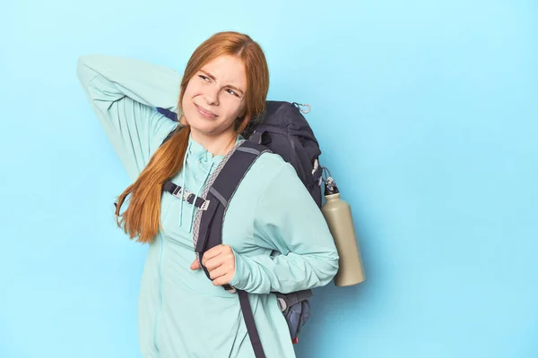 Redhead Traveler Backpack Mat Studio Touching Back Head Thinking Making — Stock Photo, Image