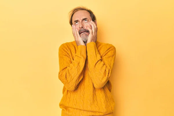 Caucásico Hombre Mediana Edad Estudio Amarillo Lloriqueando Llorando Desconsoladamente — Foto de Stock