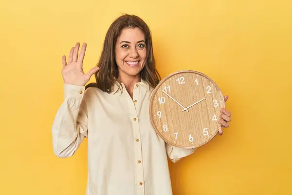 Portrait Adult Woman Smiling Cheerful Showing Number Five Fingers — Stock Photo, Image