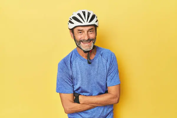 Cyklista Helmě Žlutém Studiu Směje Baví — Stock fotografie