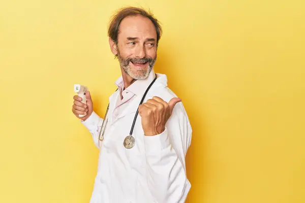 Lekarz Trzymający Termometr Podczerwieni Studiu Wskazuje Palcem Kciukiem Śmiejąc Się — Zdjęcie stockowe